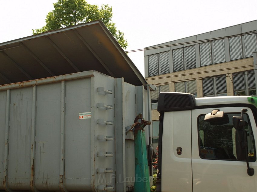 LKW riss Oberleitung ab Koeln Deutz Am Schnellert Siegburgerstr P068.JPG